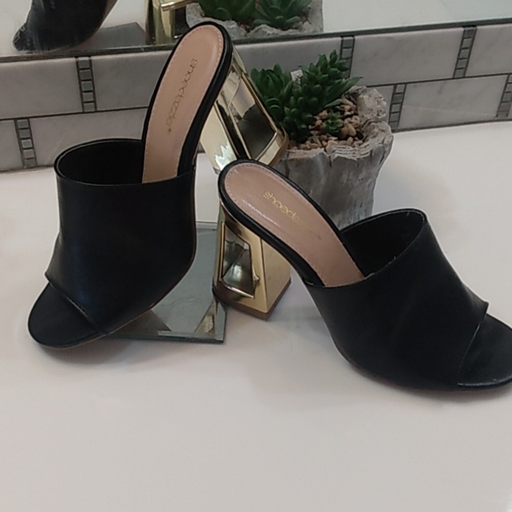 Shoedazzle* wide heel Slip on